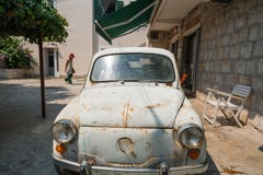 Vieille voiture rouillée dans l'arrière cour photographie stock Vieille voiture rouillée dans l'arrière cour photographie stock