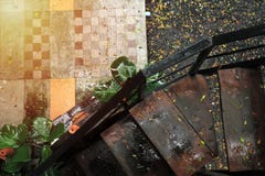 Vieille vue en bois d'escaliers de la vue supérieure humide du plancher de pluie et de tuile images stock Vieille vue en bois d'escaliers de la vue supérieure humide du plancher de pluie et de tuile images stock