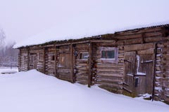 Vieille écurie en bois couverte dans la neige photographie stock libre de droits Vieille écurie en bois couverte dans la neige photographie stock libre de droits