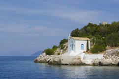Vieille église blanche près de la mer sur le rivage de l'île d'Ithaca photo stock Vieille église blanche près de la mer sur le rivage de l'île d'Ithaca photo stock