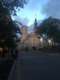 Vieille église catholique historique du Québec au crépuscule image stock Vieille église catholique historique du Québec au crépuscule image stock