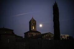 Vieille église en pierre une soirée avec la lune près de la tour de cloche photos libres de droits Vieille église en pierre une soirée avec la lune près de la tour de cloche photos libres de droits
