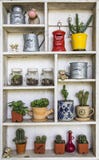 Vieille étagère en bois moderne blanche avec des décorations photographie stock Vieille étagère en bois moderne blanche avec des décorations photographie stock