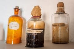 Vieilles bouteilles de pharmacie dans Santa Catalina Monastery, Arequipa, photo stock Vieilles bouteilles de pharmacie dans Santa Catalina Monastery, Arequipa, photo stock