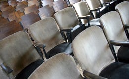 Vieilles chaises d'église dans les rangées Photos stock Vieilles chaises d'église dans les rangées Photos stock