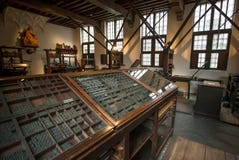 Vieilles machines typographiques à l'intérieur du musée d'impression de Plantin-Moretus, site de patrimoine mondial de l'UNESCO photos libres de droits Vieilles machines typographiques à l'intérieur du musée d'impression de Plantin-Moretus, site de patrimoine mondial de l'UNESCO photos libres de droits