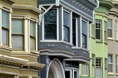 Vieilles maisons colorées de victorian faites face à San Francisco photographie stock Vieilles maisons colorées de victorian faites face à San Francisco photographie stock
