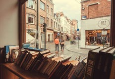 Vieilles maisons et personnes de marche sur la rue avec le café, restaurants, librairies photo stock Vieilles maisons et personnes de marche sur la rue avec le café, restaurants, librairies photo stock