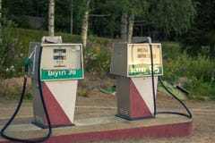 Vieilles pompes à gaz en Suède du nord images libres de droits Vieilles pompes à gaz en Suède du nord images libres de droits