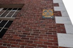 Vieja muestra nuclear del polvillo radiactivo vista atada a un banco viejo en Salem, mA imagen de archivo libre de regalías Vieja muestra nuclear del polvillo radiactivo vista atada a un banco viejo en Salem, mA imagen de archivo libre de regalías
