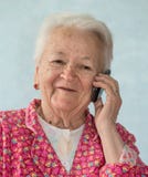 Vieja mujer sonriente que habla en el teléfono móvil foto de archivo libre de regalías Vieja mujer sonriente que habla en el teléfono móvil foto de archivo libre de regalías