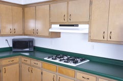 Viejas necesidades anticuadas de las cabinas de cocina que remodelan imagen de archivo libre de regalías Viejas necesidades anticuadas de las cabinas de cocina que remodelan imagen de archivo libre de regalías