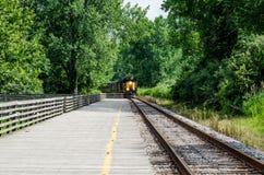 Viejo balanceo del tren adentro a la estación de tren foto de archivo libre de regalías Viejo balanceo del tren adentro a la estación de tren foto de archivo libre de regalías