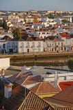Viejo centro de ciudad de Tavira, una pequeña ciudad en la costa popular de Portugal’s Algarve imagenes de archivo Viejo centro de ciudad de Tavira, una pequeña ciudad en la costa popular de Portugal’s Algarve imagenes de archivo