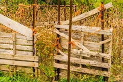 Viejo haga el cambio que conserva la cerca en campo de granja rural imágenes de archivo libres de regalías Viejo haga el cambio que conserva la cerca en campo de granja rural imágenes de archivo libres de regalías