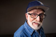 Viejo hombre divertido que demuestra repugnancia foto de archivo libre de regalías Viejo hombre divertido que demuestra repugnancia foto de archivo libre de regalías