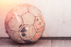 Viejo yach que se coloca en la tierra, fútbol del ` del fútbol m de la calle fotos de archivo Viejo yach que se coloca en la tierra, fútbol del ` del fútbol m de la calle fotos de archivo