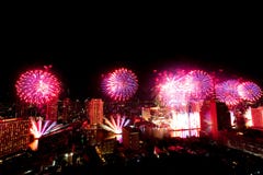 Viel fliegen bunte Explosion von Feuerwerken nächtlichen Himmel lizenzfreies stockfoto Viel fliegen bunte Explosion von Feuerwerken nächtlichen Himmel lizenzfreies stockfoto