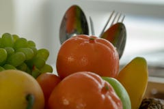Viele Arten Fruchtstapel mit einem Löffel und einer Gabel in der Rückseite lizenzfreie stockfotografie Viele Arten Fruchtstapel mit einem Löffel und einer Gabel in der Rückseite lizenzfreie stockfotografie