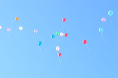 Viele bunten Ballone im blauen und klaren Himmel Konzept von cele stockfoto Viele bunten Ballone im blauen und klaren Himmel Konzept von cele stockfoto