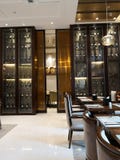 Viele des Weins und seines Kabinetts auf dem dinning Raum im Hotel stockbilder Viele des Weins und seines Kabinetts auf dem dinning Raum im Hotel stockbilder