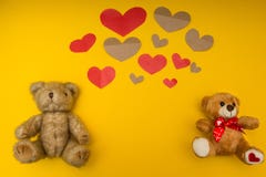 Viele Herzen und Teddybär zwei betrifft den gelben Hintergrund stockbilder Viele Herzen und Teddybär zwei betrifft den gelben Hintergrund stockbilder