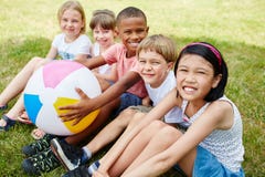 Viele Kinder als Freunde im Park lizenzfreie stockfotografie Viele Kinder als Freunde im Park lizenzfreie stockfotografie