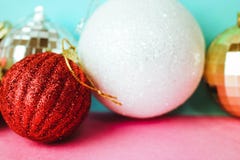 Viele unterschiedliches mehrfarbiges glänzendes Weihnachtsdekorativen schönen Weihnachtsfestlichen Weihnachtsbälle, Weihnachtsbau lizenzfreie stockbilder Viele unterschiedliches mehrfarbiges glänzendes Weihnachtsdekorativen schönen Weihnachtsfestlichen Weihnachtsbälle, Weihnachtsbau lizenzfreie stockbilder