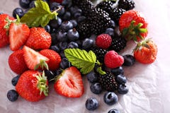Vielzahl von Sommerbeeren auf Weiß lizenzfreies stockbild Vielzahl von Sommerbeeren auf Weiß lizenzfreies stockbild