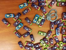 Vielzahl von Spielwaren am riesigen Speicher - spielen Sie Autos und die Handschellen stockfotografie Vielzahl von Spielwaren am riesigen Speicher - spielen Sie Autos und die Handschellen stockfotografie