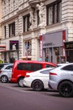 Viena, Austria - 6 de junio de 2018: Aparcamiento en fila en el centro de ciudad imagen de archivo libre de regalías Viena, Austria - 6 de junio de 2018: Aparcamiento en fila en el centro de ciudad imagen de archivo libre de regalías