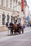 Viena, Austria - 6 de junio de 2018: Carro del caballo con los turistas imagen de archivo libre de regalías Viena, Austria - 6 de junio de 2018: Carro del caballo con los turistas imagen de archivo libre de regalías