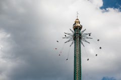 Viena, Austria 5 de junio de 2018: Carrusel de balanceo en Viena Atraction en el parque de Prater imagen de archivo Viena, Austria 5 de junio de 2018: Carrusel de balanceo en Viena Atraction en el parque de Prater imagen de archivo