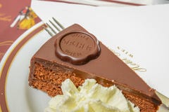 VIENA, AUSTRIA - 1 DE JUNIO 2016: Torte original de Sacher con la creatina fotografía de archivo VIENA, AUSTRIA - 1 DE JUNIO 2016: Torte original de Sacher con la creatina fotografía de archivo