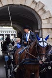 Viena, Austria - septiembre, 15, 2019: el conductor del carro del nFemale lleva a turistas a través de las calles del rato de Vie fotografía de archivo Viena, Austria - septiembre, 15, 2019: el conductor del carro del nFemale lleva a turistas a través de las calles del rato de Vie fotografía de archivo