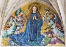 Viena - mosaico de la Virgen María del portal principal de la iglesia gótica Maria Gestade fotografía de archivo Viena - mosaico de la Virgen María del portal principal de la iglesia gótica Maria Gestade fotografía de archivo
