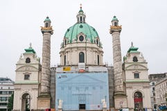 VIENA, ÁUSTRIA - 20 DE OUTUBRO DE 2015: Vista de St Charles famoso fotografia de stock VIENA, ÁUSTRIA - 20 DE OUTUBRO DE 2015: Vista de St Charles famoso fotografia de stock