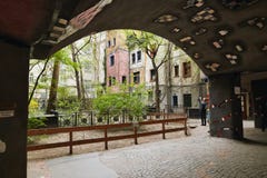 Vienna, Austria - 15 aprile 2018: Camera curvata Hundertwasser a Vienna Creatività del genio austriaco di architettura immagine stock Vienna, Austria - 15 aprile 2018: Camera curvata Hundertwasser a Vienna Creatività del genio austriaco di architettura immagine stock