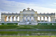 Vienna, Austria - 25 settembre 2013: Palazzo e giardini di Schonbrunn La precedente residenza imperiale di estate Il palazzo è un fotografia stock libera da diritti Vienna, Austria - 25 settembre 2013: Palazzo e giardini di Schonbrunn La precedente residenza imperiale di estate Il palazzo è un fotografia stock libera da diritti