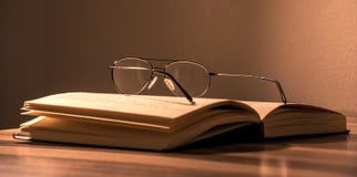 Vienne/Autriche/le 23 mars 2019 : Verres s'?tendant sur un livre ouvert photo libre de droits Vienne/Autriche/le 23 mars 2019 : Verres s'?tendant sur un livre ouvert photo libre de droits