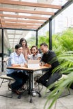 Vier asiatische junge Freunde, die zusammen lustigen on-line-Inhalt aufpassen stockfoto Vier asiatische junge Freunde, die zusammen lustigen on-line-Inhalt aufpassen stockfoto