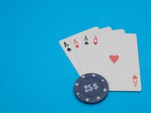 Vier Kartenasse mit Kasino 25-Dollar-Chip stockbild Vier Kartenasse mit Kasino 25-Dollar-Chip stockbild