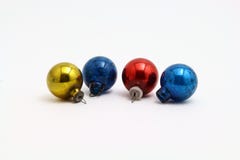 Vier kleine antieke Kerstmisornamenten Stock Afbeeldingen Vier kleine antieke Kerstmisornamenten Stock Afbeeldingen