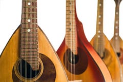 Vier mandolines sluiten omhoog Geïsoleerd op een witte achtergrond royalty-vrije stock afbeelding Vier mandolines sluiten omhoog Geïsoleerd op een witte achtergrond royalty-vrije stock afbeelding