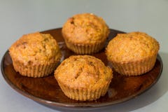 Vier muffins met wortel, okkernoot en kaneel royalty-vrije stock afbeeldingen Vier muffins met wortel, okkernoot en kaneel royalty-vrije stock afbeeldingen