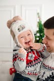 Viering, familie, vakantie en verjaardagsconcept - gelukkige nieuwe jaarfamilie royalty-vrije stock fotografie Viering, familie, vakantie en verjaardagsconcept - gelukkige nieuwe jaarfamilie royalty-vrije stock fotografie