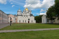 Vierkant in het Kremlin van Veliky Novgorod royalty-vrije stock afbeeldingen Vierkant in het Kremlin van Veliky Novgorod royalty-vrije stock afbeeldingen