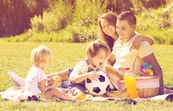 Vierköpfige Familie, die Picknick hat stockfoto Vierköpfige Familie, die Picknick hat stockfoto