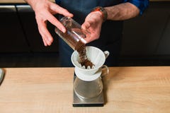 Vierta sobre la manera para preparar el café foto de archivo Vierta sobre la manera para preparar el café foto de archivo