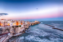 Vieste - όμορφη παραλιακή πόλη στους βράχους στην Πούλια στοκ εικόνες Vieste - όμορφη παραλιακή πόλη στους βράχους στην Πούλια στοκ εικόνες